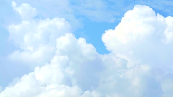 Puro cielo blu chiaro sfondo e nube bianca mucchio in movimento dal vento — Video Stock