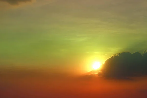 Colorido de nascer do sol na silhueta céu nuvem e arco-íris de raios — Fotografia de Stock