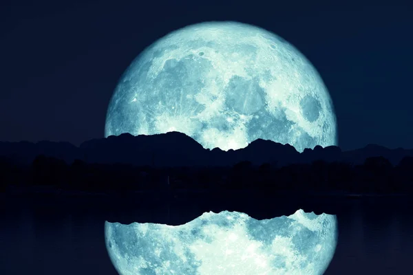 Reflet de super esturgeon lune sur la rivière nuit ciel rouge retour si — Photo