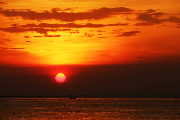 Solnedgång på röd himmel tillbaka kväll moln över skymning och fiske o — Stockfoto