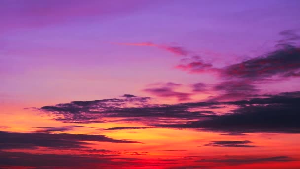 Темно-фиолетовое небо заката и луч солнечного света обратно на силуэт оранжевого облака — стоковое видео