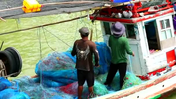 Fischer sammeln die Netze nach dem Fischen am Morgen ein — Stockvideo