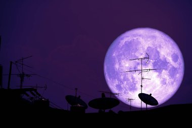 Dolunay gezegeni çatıda siluet uydu çanakları