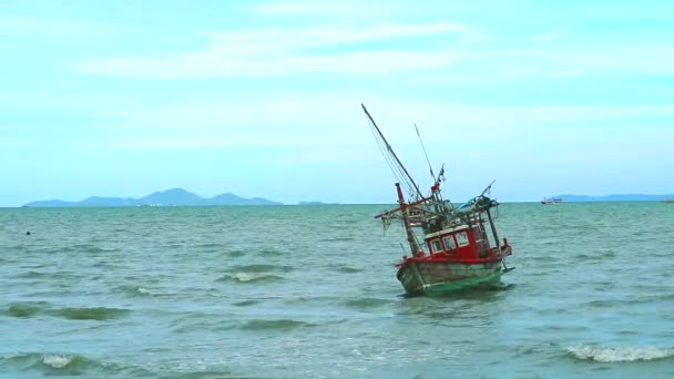 Barcos de pesca estavam estacionados no mar quando a maré baixa — Vídeo de Stock