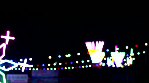 Mehrfarbiges rollendes Neonlicht und Bokeh auf dem Nachtmarkt — Stockvideo