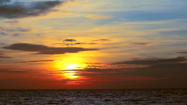 Zonsondergang oranje hemel en donkerrode wolk bewegen en golf op zee — Stockvideo