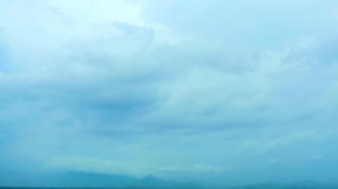 Fırtınalı bulutlu karanlık yağmur dağları aşıyor.