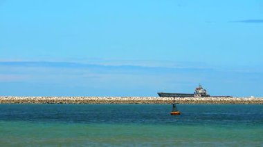 Dalgaların dalgalanmasını korumak için granit taştan yapılmış dalgalı su bariyeri.
