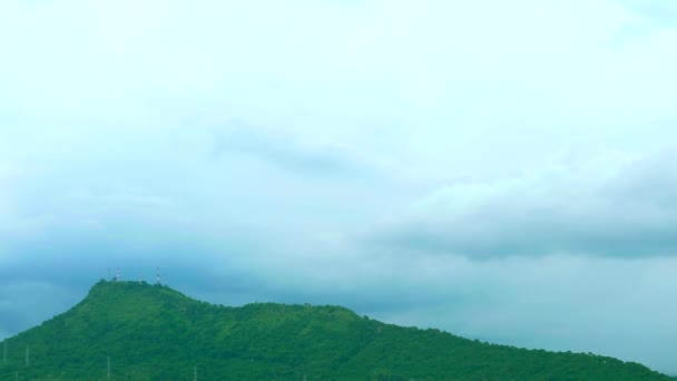 嵐の雲と空の雨が緑の山頂を通過 — ストック動画
