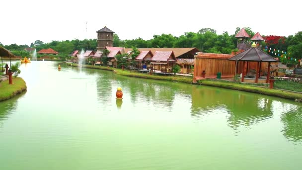 Jezero a řeka a vinobraní domu v thailand stylu z dřeva bambusu a kokosových stromů — Stock video