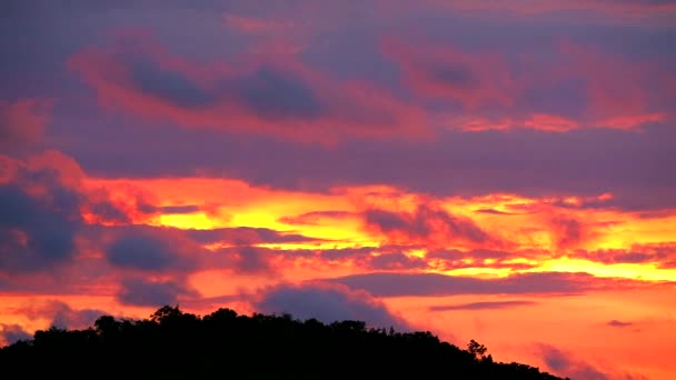 雲の動く夕焼け空が緑のトップシルエットの山1 — ストック動画