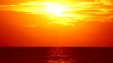 Gökyüzündeki kırmızı turuncu bulutta gün batımı...