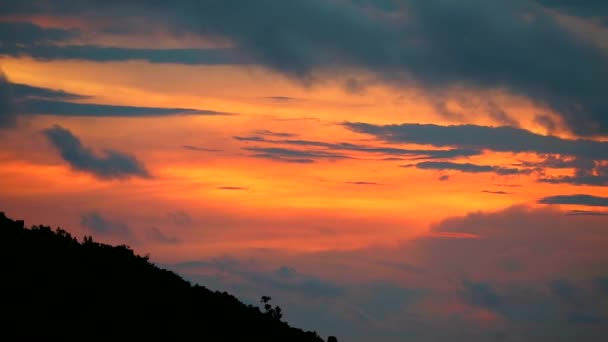 Zonsondergang hemel met paarse wolk verplaatsen passeren groene silhouet berg — Stockvideo