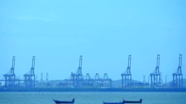 Lätta kusthamnar och kranar samt maskintransporter till fartyg — Stockvideo
