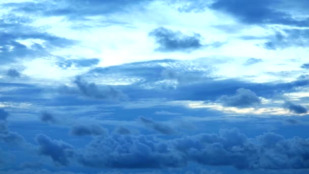 Sötét kék ég és egy halom vihar felhő gördül a szél idő múlásával — Stock videók
