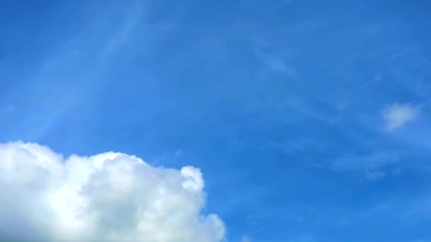 Blauer Himmel und weiße Haufenwolken im Zeitraffer und Wolkenbewegungen — Stockvideo