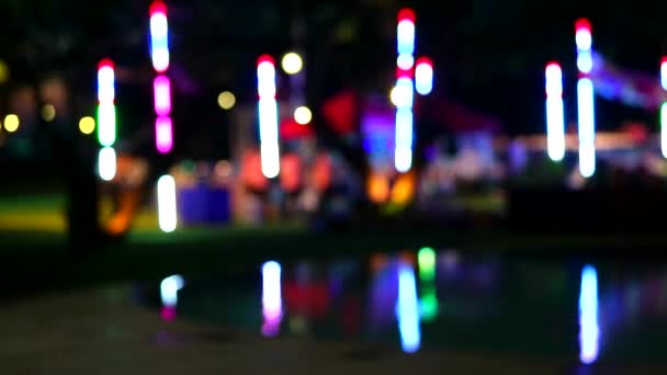 A neon homályos fényének pásztázása és reflektorfény a medencében — Stock videók