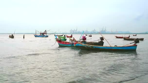 Barcos de pesca abster-se de capturar peixes no mar causa tempestade e maré baixa — Vídeo de Stock