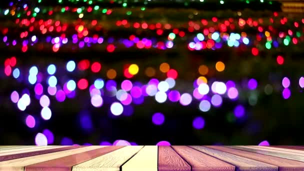 Дерево верхний стол и размытие фиолетовый красный радуга цвета света на дерево в ночном саду — стоковое видео