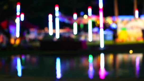 Wazig licht van neon en reflectie licht op het zwembad — Stockvideo
