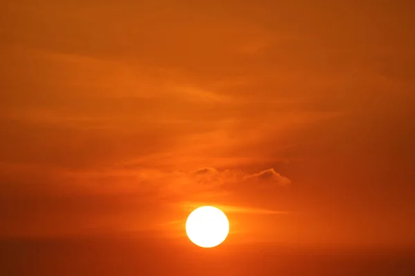 Západ slunce na tmavě červené oranžové obloze zpět večer mrak nad vesmírem2 — Stock fotografie