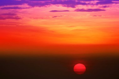 Gün batımı güzel gökyüzünde Akşamüstü bulutları denizde