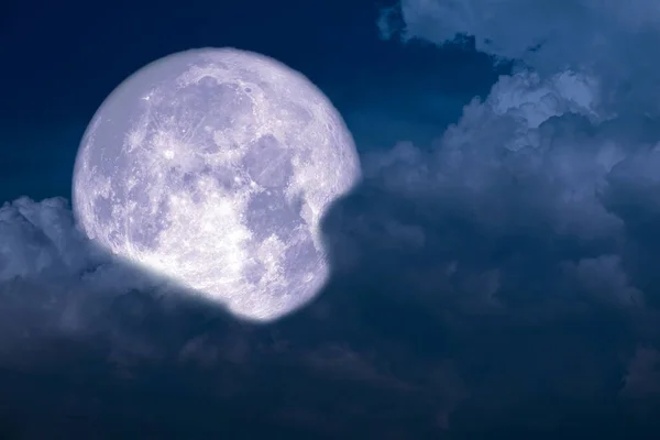 Luna de lobo de nuevo en la silueta montón de nubes en el cielo puesta de sol — Foto de Stock