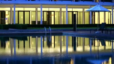 Yüzme havuzuna düşen yağmur ve su yüzeyine yansıyan ışık.