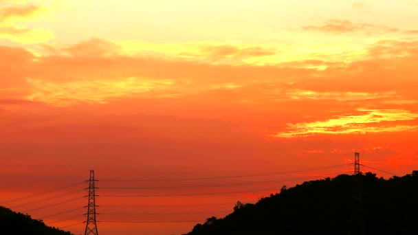 赤い夕焼け雲と赤い炎の空とシルエットの山 — ストック動画