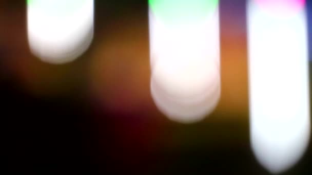 Zoom fuera de la luz borrosa de neón y luz de reflexión en la piscina — Vídeos de Stock