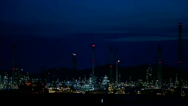 Luz multicolor de cien noches de refinería de petróleo y chimenea — Vídeo de stock