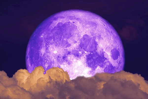 Super lila Biber Mond zurück dunklen Haufen Wolke am Nachthimmel — Stockfoto