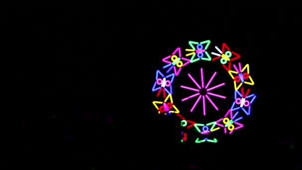 Colorato di ruota panoramica luce al neon rotolamento nella fiera mercato notturno — Video Stock