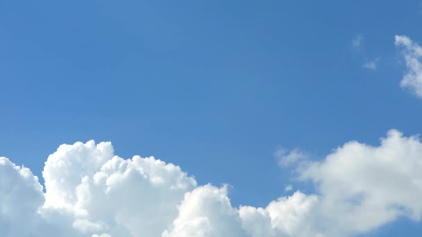 Puro montón de nubes blancas moviéndose en el cielo azul lapso de tiempo — Vídeos de Stock