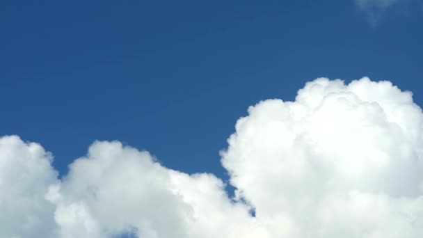 Puro montón de nubes blancas que se mueven en el cielo azul lapso de tiempo1 — Vídeos de Stock