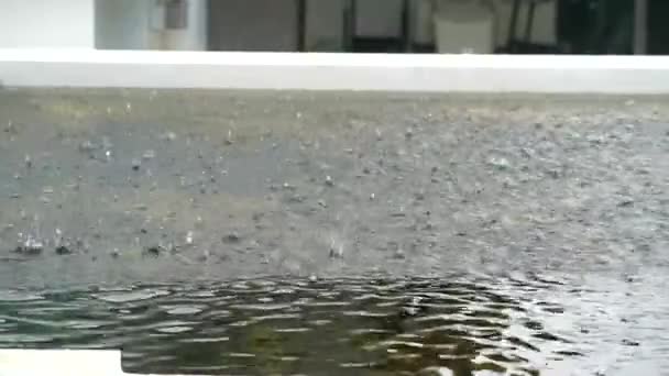 Starke Regenfälle verursachen einen Überlauf auf dem Dach, wodurch die Staunässe austreten kann 1 — Stockvideo