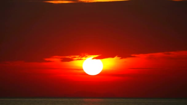 Sonnenuntergang zurück Insel auf dem Ozean orange roten Himmel Zeitraffer — Stockvideo