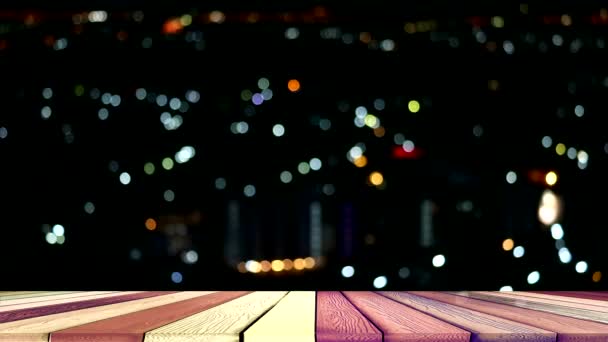 Horní stůl rozmazané barevné duhové světlo města a vysoká cesta — Stock video