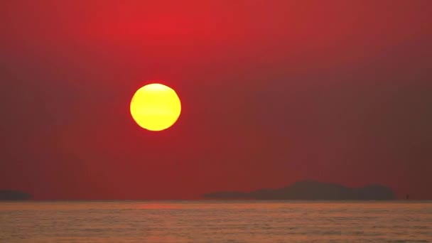 Sole Omega e tramonto sulla nuvola rosso scuro cielo arancione e barca da pesca che passa il tempo lapse1 — Video Stock