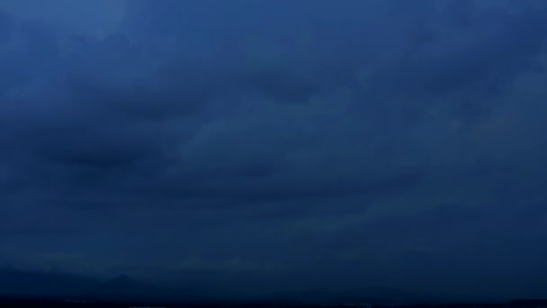 Dunkler Nachthimmel mit dunklen Gewitterwolken ziehen am grünen Gipfel vorbei1 — Stockvideo