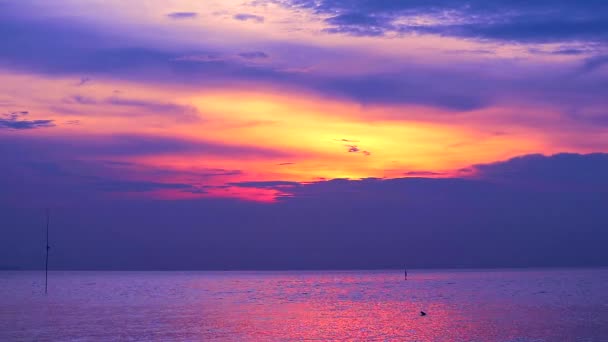 Zachód słońca fioletowy na czerwonej chmurze poruszający się w dół na morzu i pomarańczowym tle nieba1 — Wideo stockowe