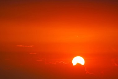 turuncu kırmızı siluet gökyüzü gün batımında parlak bulutların üzerinde