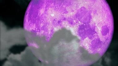 Gece gökyüzünde süper pembe ay ve bulanık bulut geçiyor