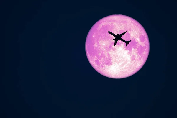 全乌鸦月和轮廓飞机在夜空中的飞行 这是Nasa提供的图像元素 — 图库照片