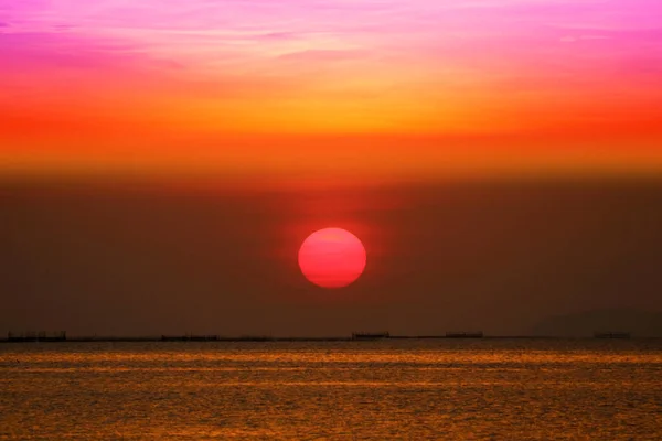 Gün Batımı Güzel Gökyüzünde Akşam Bulutu Alacakaranlıkta Denizde Balık Tutarken — Stok fotoğraf
