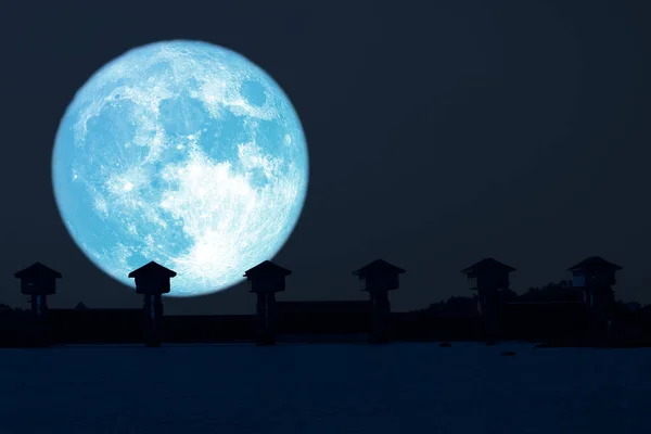 Super Blauwe Maan Silhouet Dam Aan Nachtelijke Hemel Elementen Van — Stockfoto