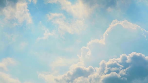 Ciel en soirée Beau ciel avec des nuages se déplaçant en saison estivale — Video