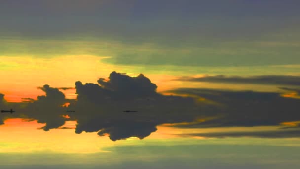 Panning ηλιοβασίλεμα πολύχρωμο σύννεφο και πορτοκαλί κίτρινο επιφάνεια της θάλασσας — Αρχείο Βίντεο