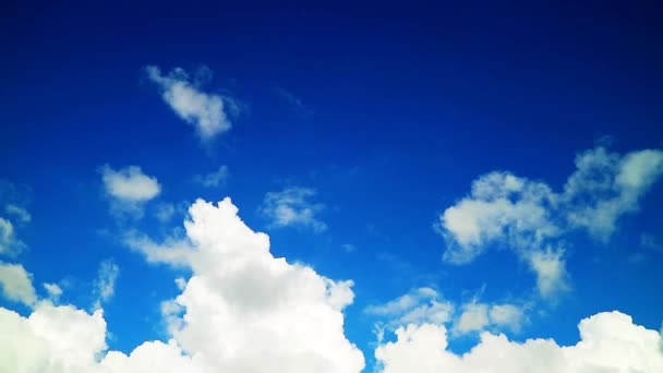 Cielo azul claro puro y blanco montón gris nube movimiento lapso de tiempo — Vídeo de stock