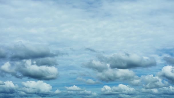 Nubes blancas y grises y cielo azul moviéndose en la temporada de lluvias lapso de tiempo — Vídeos de Stock